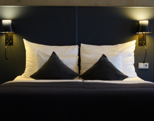 qh-friends-jsu-suite-room-bed