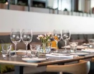 se110-brasserie-x-restaurant-set-table-quality-hotel-view